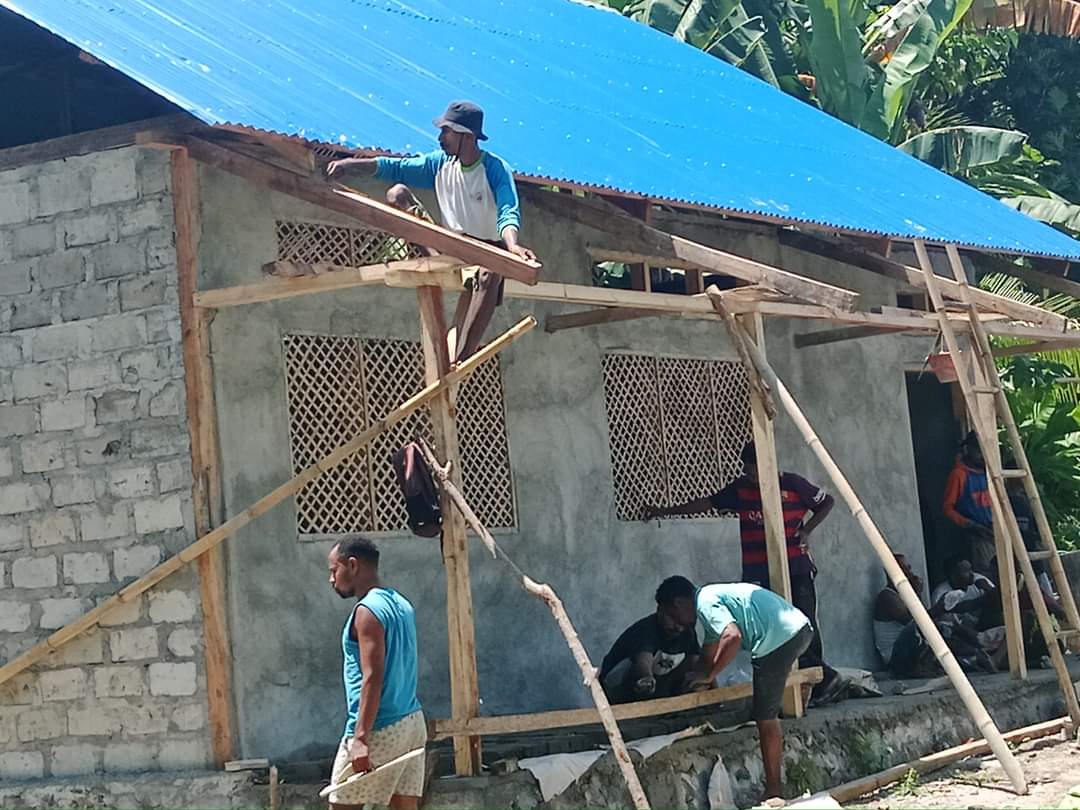 Pendukung SMPN 2 Bukapiting Swadaya Bangun RKB.