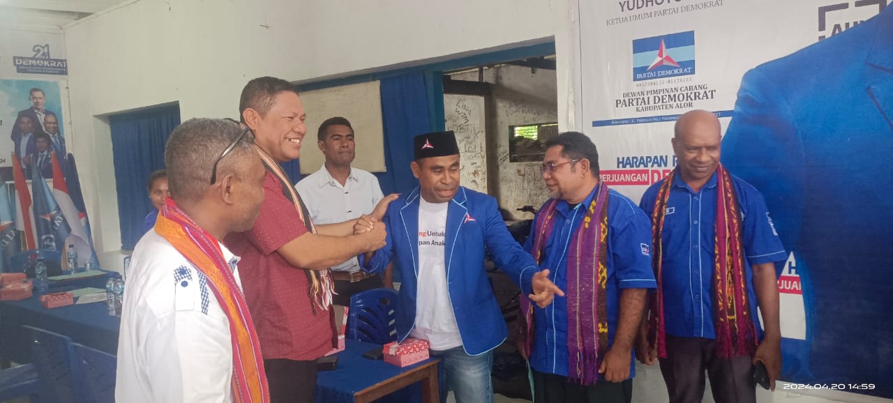 Alvons Gorang Bersama Ketua DPC Demokrat Alor, Reiner Lukas Atabuy dan Pengurus di Mabes PD Alor