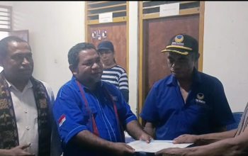 Calon Wakil Bupati Alor, Lukas Reiner Atabuy,SH dan Sekretaris PD Alor,Jhon Nomensen Moll bersama pengurus Partai Nasdem Di Kantor Nasdem Alor